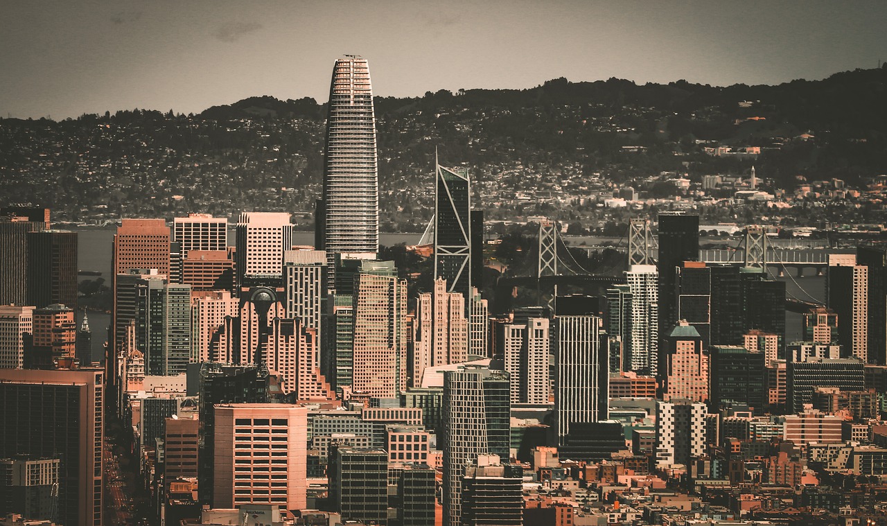 53岁齐达内上海街头踢毽子，与大妈迅速融入展现高球商风采